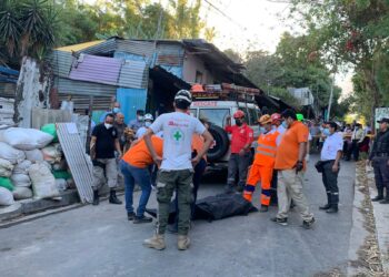 Protección Civil confirma el fallecimiento de una persona y otra herida tras derrumbe de muro en Mejicanos