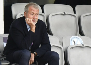 La Premier League reacciona a la invasión rusa en Ucrania: castigarán al dueño de Chelsea y Manchester United finalizará el contrato con un patrocinador