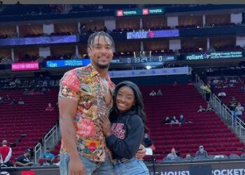 Simone Biles anunció su compromiso con un jugador de la NFL