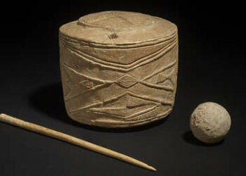 Tambor de tiza de 5.000 años, considerado «la pieza de arte prehistórico más importante» hallada en los últimos 100 años en el Reino Unido