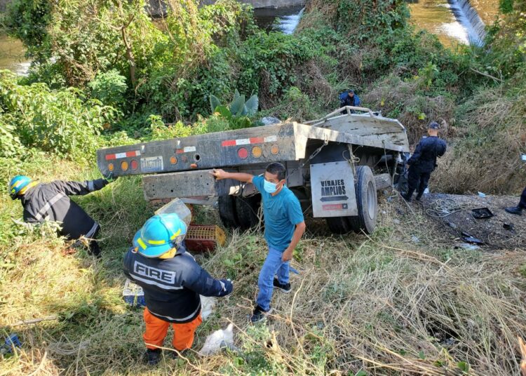 Transporte de carga alimenticia sufre vuelco en San Vicente