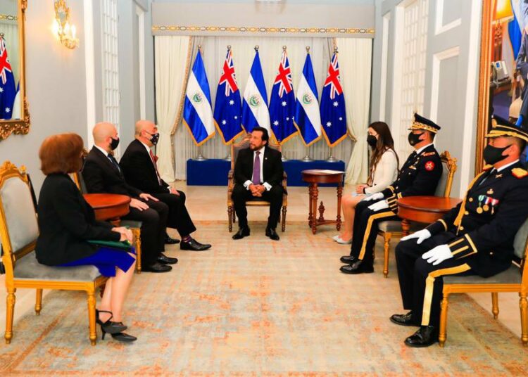 Vicepresidente Félix Ulloa recibe credenciales de nuevos embajadores asignados a El Salvador