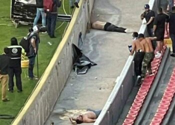 (IMAGENES FUERTES) Entre insultos, golpes y sin policías: así se originó la tragedia en el Estadio Corregidora