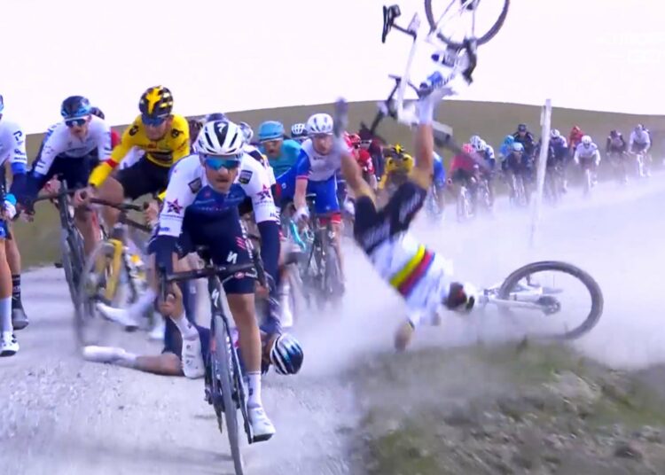(VIDEO) Así fue el impactante accidente que involucró a más de 20 ciclistas en la carrera Strade-Bianche