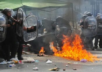 Argentina reporta disturbios en protestas contra el acuerdo con FMI