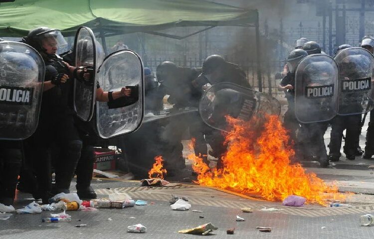 Argentina reporta disturbios en protestas contra el acuerdo con FMI