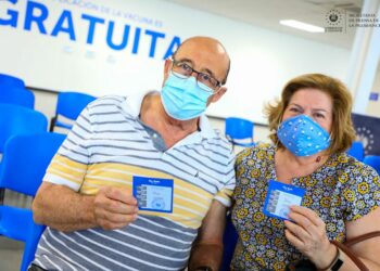 Salvadoreños asisten a vacunacion dominical contra el COVID-19