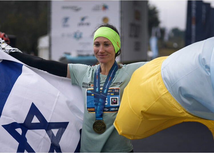 La emoción de una atleta ucraniana que huyó de la guerra y se coronó en la maratón de Jerusalén