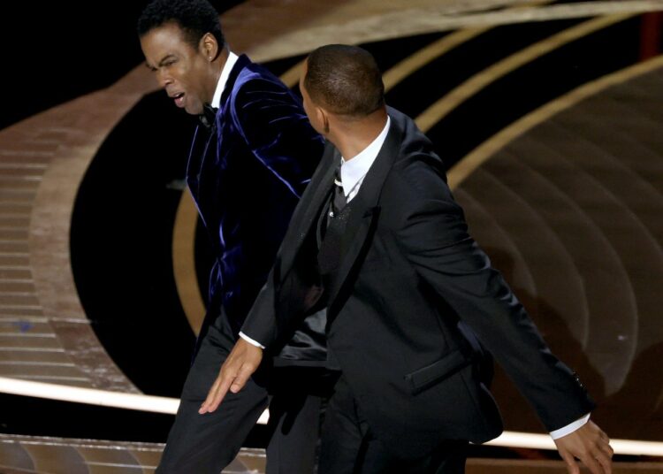 (VIDEO) Will Smith golpea a Chris Rock en plena ceremonia de los Oscar por hacer una «broma» sobre su esposa