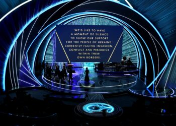 Celebridades se solidarizaron con Ucrania en alfombra roja de los Oscar 2022