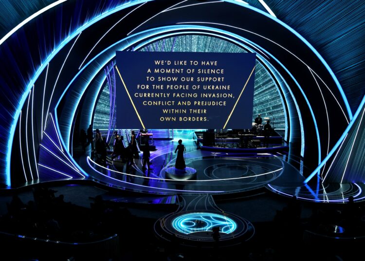 Celebridades se solidarizaron con Ucrania en alfombra roja de los Oscar 2022