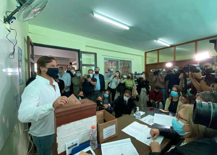 Luis Lacalle Pou ganó el referéndum y logró mantener sus reformas en Uruguay