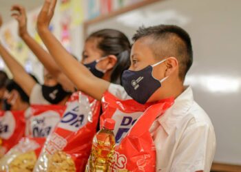 Gobierno entrega alimentos a alumnos, como parte del Programa Salud Escolar