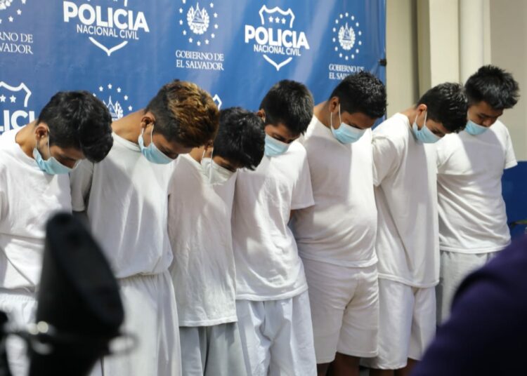 Responsables del asesinato de Cristian Mejía, son trasladados al centro penal de máxima seguridad de Zacatecoluca