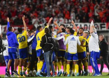 El triste final del Superclásico argentino: provocación de los jugadores de Boca y proyectiles desde las tribunas