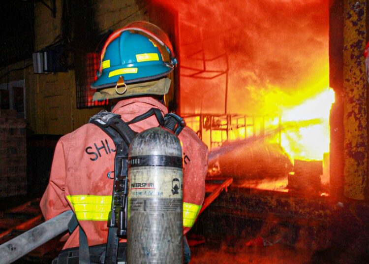 Bomberos controlan incendio reportado en una ferretería en Apopa