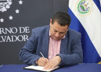 Ministro de Trabajo firma documento para beneficiar a empleados de empresas de seguridad y limpieza