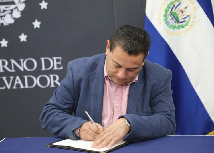 Ministro de Trabajo firma documento para beneficiar a empleados de empresas de seguridad y limpieza