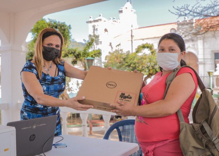 Estudiantes en Ahuachapán son beneficiados con la entrega de computadoras