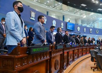 Asamblea aprueba suspensión de dos impuestos en la gasolina