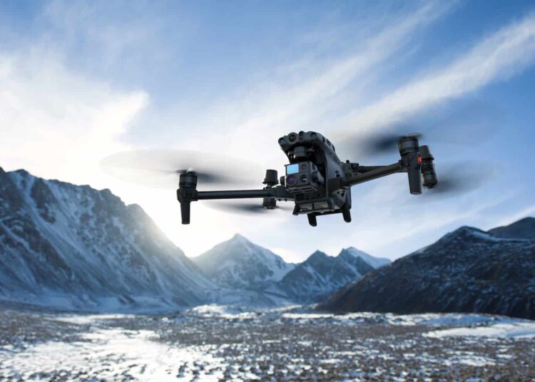 Presentan un dron que cabe dentro de una maleta y puede volar en duras condiciones meteorológicas