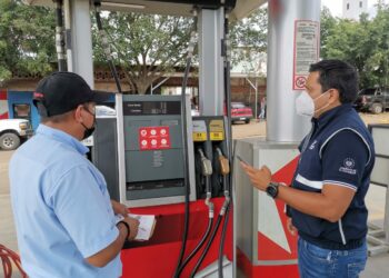 Multa hasta de $100,000 a gasolineras que sigan cobrando por impuestos FEFE Y COTRANS