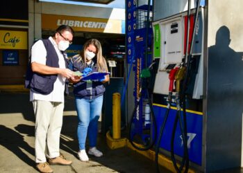 Defensoría realiza inspecciones en gasolineras de Santa Ana
