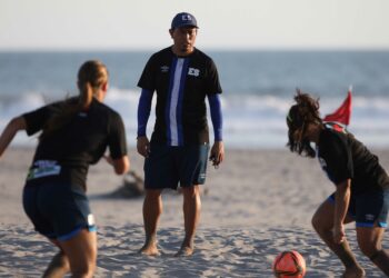El entrenador Elías Ramírez sueña con el primer título para la selección femenina fútbol playa