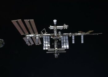 Fotografían desde la Tierra a un astronauta de la EEI en plena caminata espacial