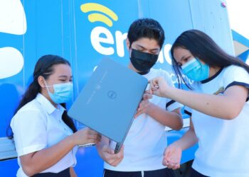 Gobierno continúa con la entrega de computadoras a nivel nacional