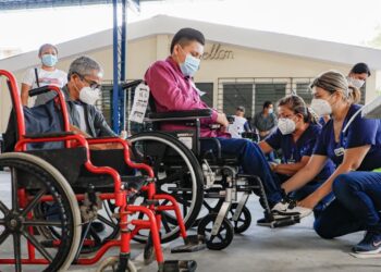 Gobierno entrega sillas de ruedas a personas con discapacidad para movilizarse