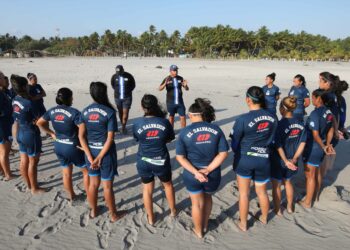 La selección salvadoreña de fútbol playa incorporar diez nuevas jugadoras