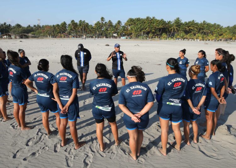 La selección salvadoreña de fútbol playa incorporar diez nuevas jugadoras