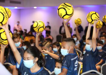 Yamil Bukele destaca trabajo a favor de la infancia con Fundación La Liga: “Le estamos arrebatando a la violencia a los niños y jóvenes”