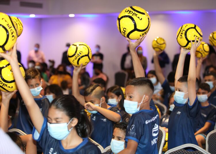 Yamil Bukele destaca trabajo a favor de la infancia con Fundación La Liga: “Le estamos arrebatando a la violencia a los niños y jóvenes”