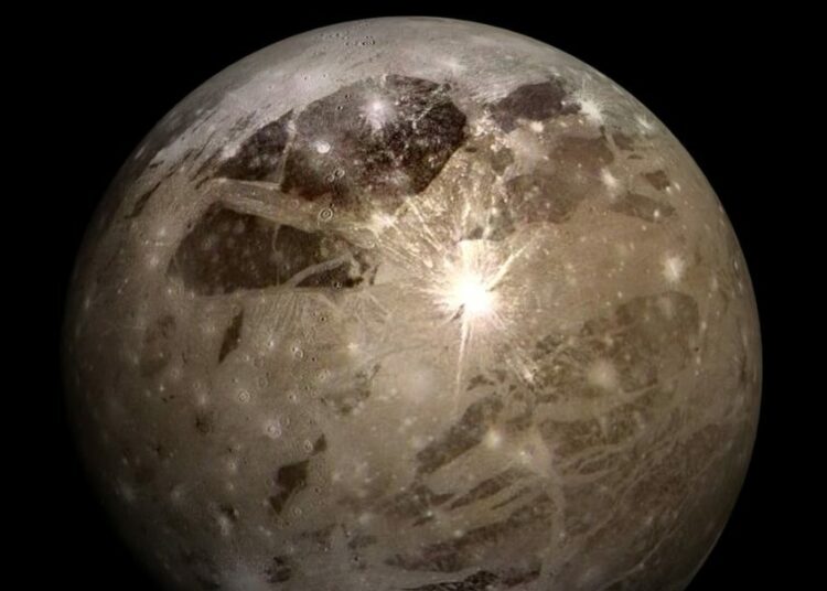 La sonda Juno de la NASA revela enormes cráteres desconocidos y brillantes auroras en Ganímedes, la mayor luna de Júpiter
