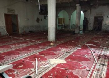 Un terrorista suicida se inmola en una mezquita en Pakistán matando a decenas de personas
