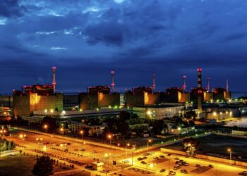 Los bomberos ucranianos lograron extinguir el fuego en la central nuclear de Zaporizhzhia