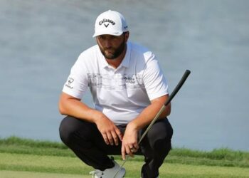 El insólito blooper que cometió el mejor golfista del mundo a centímetros del hoyo