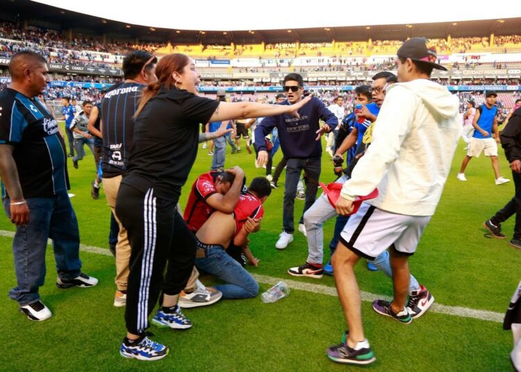 La Federación Mexicana de Fútbol analiza descalificar al Querétaro por los violentos incidentes en el partido ante Atlas