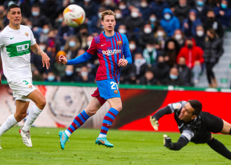 El Barcelona gana en Elche y se afianza en puestos de Champions