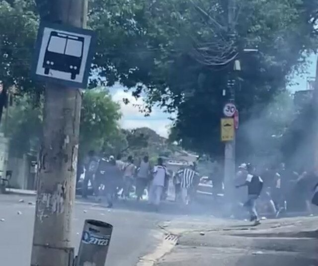 (VIDEO) Violento enfrentamiento entre aficionados de Cruzeiro y Atlético Mineiro en Brasil: al menos un muerto y un herido de bala