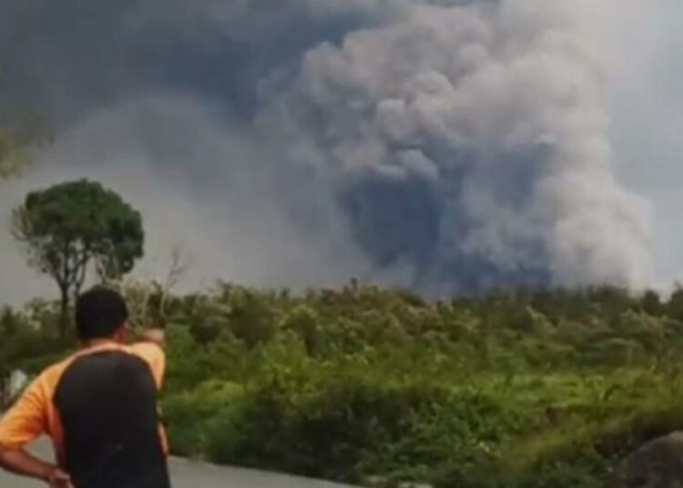(VIDEOS) Volcán de Fuego de Guatemala incrementó su actividad y autoridades han comenza a evacuar a la población