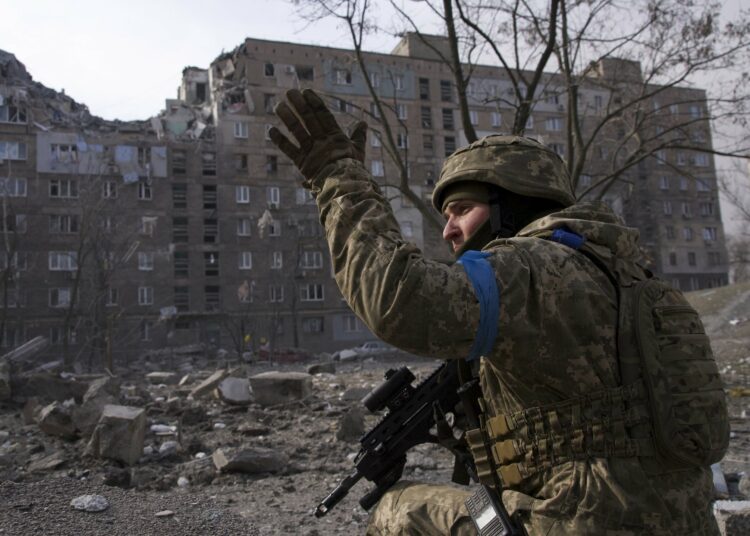 Unas 2.200 personas han muerto por ataques rusos en Mariúpol
