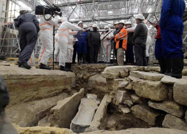 Encuentran un antiguo sarcófago de plomo con forma humana en el interior de la catedral de Notre Dame de París