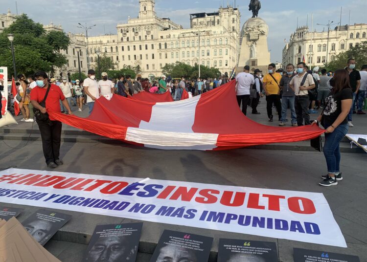 Al grito de «indulto es insulto», peruanos rechazan liberación de Fujimori