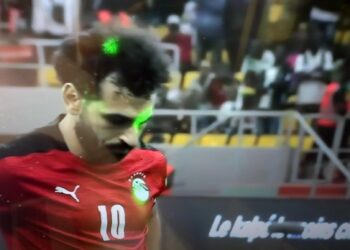 (VIDEO) El escándalo de los láseres en los penales de Senegal y Egipto por el repechaje al Mundial de Qatar