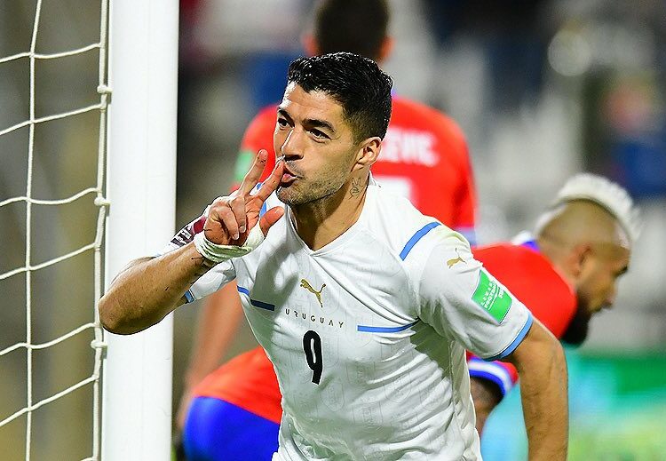 Uruguay le ganó 0-2 a Chile en Santiago y lo deja sin Mundial