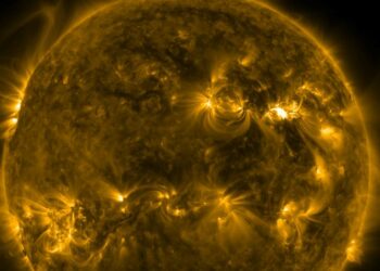 Una inmensa llamarada sale disparada hacia el espacio desde el Sol