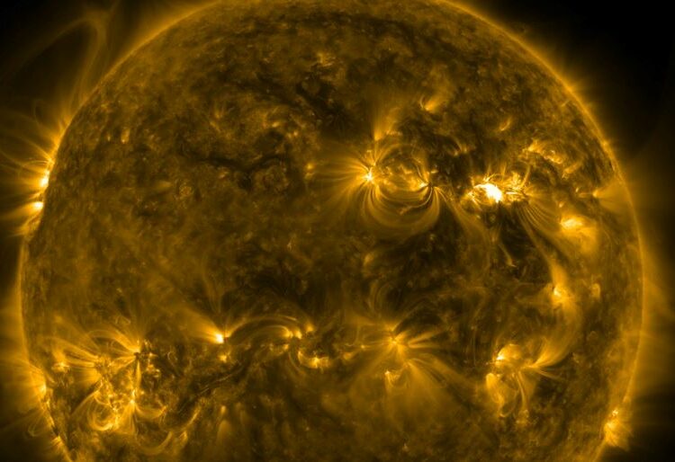 Una inmensa llamarada sale disparada hacia el espacio desde el Sol